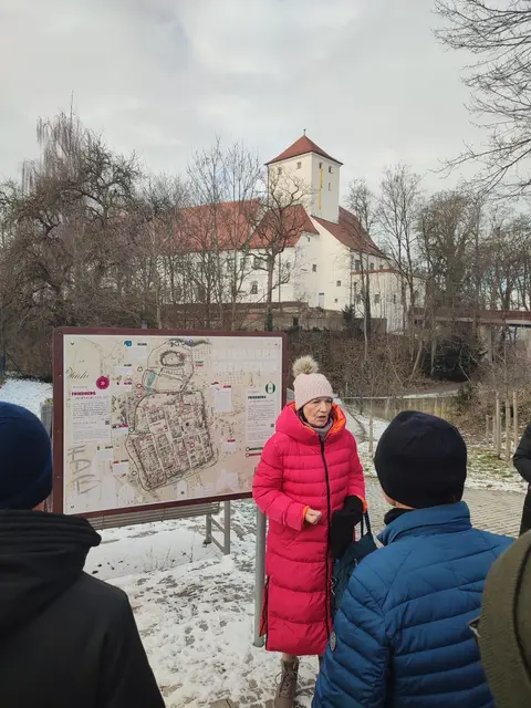 Regine Nägele vom Heimatverein führte die Gruppe zum Schloss. | Foto: SPD Friedberg