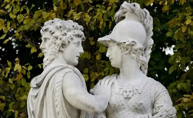 Janus (links) ist der Gott des Übergangs, der Ursprünge und der Anfänge und Enden.
Sein Doppelgesicht ermöglicht es ihm, sowohl nach vorne (Zukunft) als auch nach hinten (Vergangenheit) zu blicken.
Der Name des Monats Januar stammt von ihm. | Foto: PIXABAY