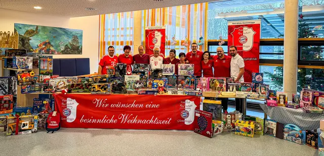 Abordnung des Fanclubs mit Dr. Holzapfel (3.v.links) bei Bescherung auf Station am Hl. Abend | Foto: Bayern-Fanclub Gablingen