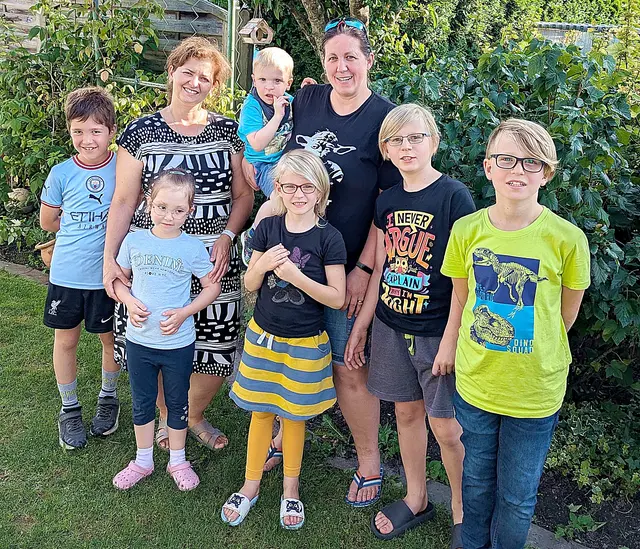 Die Vorsitzende der Meitinger FamilienAuszeit Heike Rabas ( Bildmitte, hintere Reihe) und ihr Team veranstalten eine Orientierungsmesse für berufsorientierte Einstiegsbegleitung un-ter dem Motto „Förderung von Geburt bis zum Schulabschluss“.  | Foto: Peter Heider