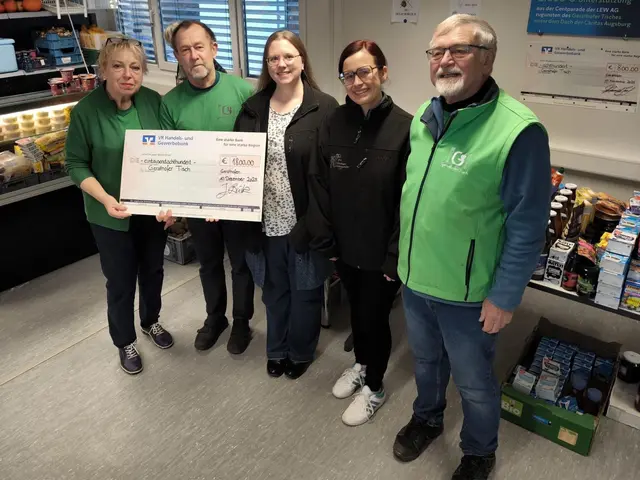 Die Gersthofer Blasharmoniker sammelten insgesamt 2.600 Euro für die Lebensmittelausgabestelle Gersthofer Tisch. Bei der Übergabe in der Ausgabestelle: Gerda Drüssler, Heinz Schaaf, Michaela Einmüller, Julia Bürk und Lorenz Dirr. | Foto: Gersthofer Tisch