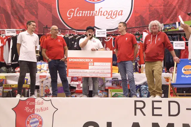 Mitglied Rafi Czempik bei der Übergabe des symbolischen Spendenschecks an der Nikolausfeier | Foto: Bayern-Fanclub Gablingen