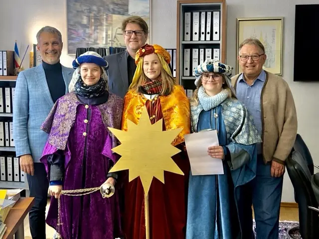 Die drei Sternsingerinnen und Stadtpfarrer Steffen Brühl bedankten sich bei den Bürgermeistern und den Friedbergerinnen und Friedbergern für die Unterstützung Notleidender Kinder weltweit.  | Foto: Janes Stockhammer