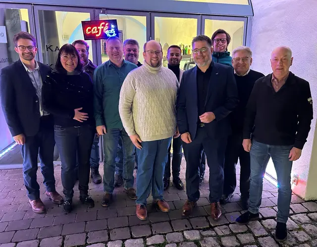 Johannes Wunderle (Bildmitte) als neuer Vorsitzender der
Mittelstandsunion im Landkreis Dillingen mit seiner Vorstandschaft
und weiteren Teilnehmern der Jahreshauptversammlung.  | Foto: Manuel Knoll