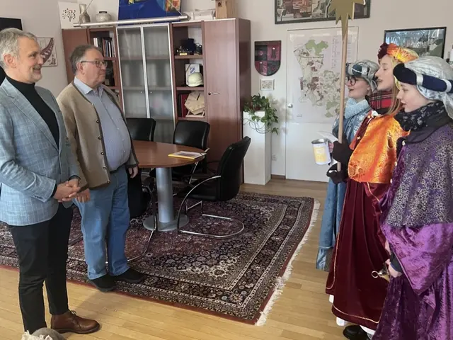 Sie sangen und sagten den Segensspuch auf, die drei Sernsingerinnen von Sankt Jakob. Bürgermeister Eichmann und Bürgermeister Scharold zeigten sich sichtbar beeindruckt vom Engagement der jungen Leute. | Foto: Steffen Brühl