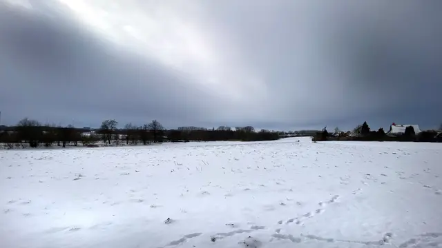 Pulverschne liegt über dem gefrorenen Schnee. Foto: Helmut Kuzina
