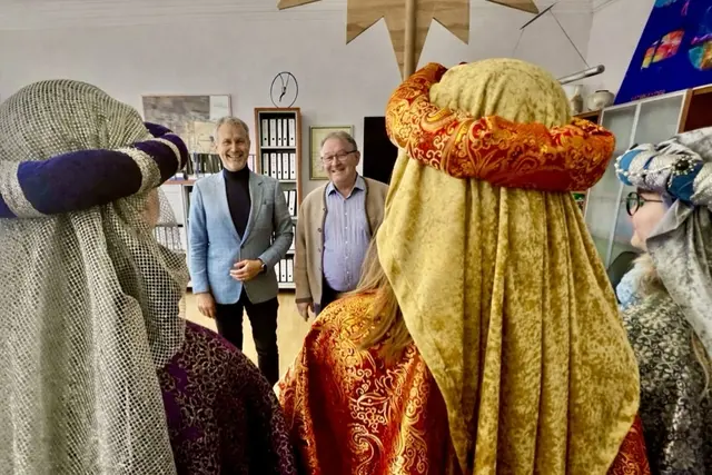 Die Sternsinger brachten zu Beginn des neuen Jahres 2026 den Segen auch ins Friedberger Rathaus, und sie wurde vom Ersten und Zweiten Bürgermeister herzlich empfangen. | Foto: Steffen Brühl 