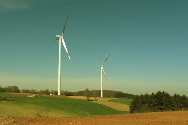 Foto: Zwei der drei in Königshagen 2014 errichteten Windkraftanlagen, die eine Nabenhöhe von 100 Meter und 50 Meter langen Flügeln aufweisen. Die geplanten zehn Windkraftanlagen entlang am „Grünen Band“/Grenze zu Thüringen sollen noch einmal erheblich höher wer