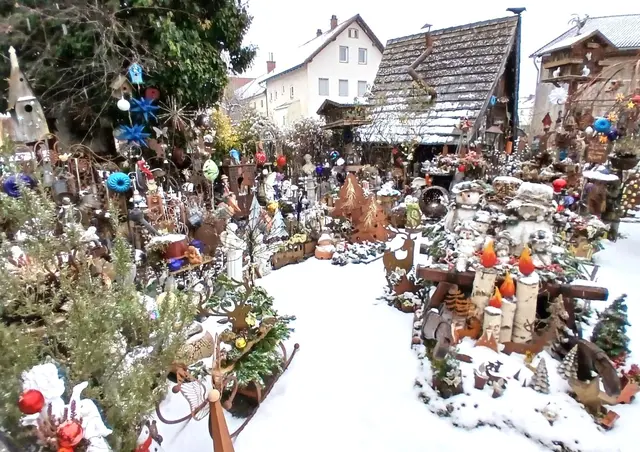 In weißer Pracht präsentiert sich derzeit der farbenfroh angelegte Wintergarten auf dem Anwesen der Familie Deisenhofer im Meitinger Ortsteil Herbertshofen. Spaziergänger bleiben gerne stehen, um das kleine Areal im Hof der Familie zu betrachten. | Foto: Peter Heider