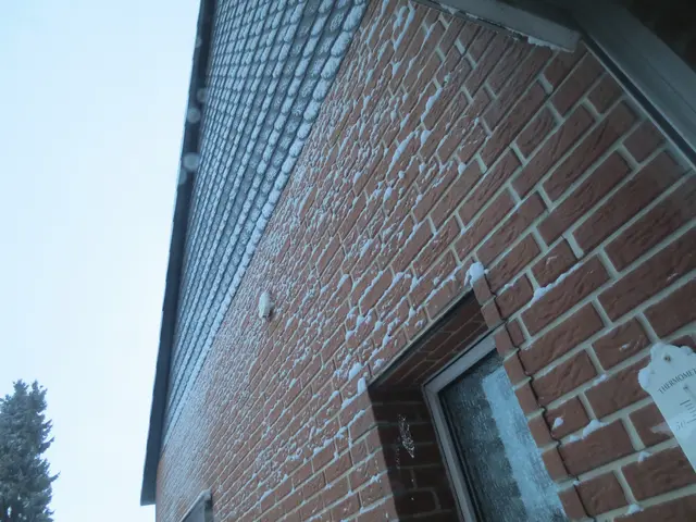 Sogar die Hauswand ist mit etwas Schnee bestäubt.