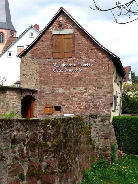 Blick vom Burggraben auf die Remise mit der Kainsbacher Mühle