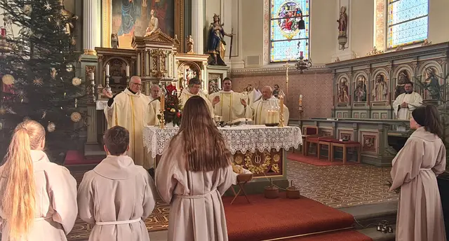 Festgottesdienst zum 58. Todestag des Allgäuer Segenspfarrer Augustinus Hieber am 04. Januar 2026 in Merazhofen Pfarrkirche St. Gordian und Epimachus (v.l.n.r.) Pfarrer Elmar Schneider, Diakon i. R. Hans Heller, Domkapitular Msgr. Dr. Uwe Scharfenecker, Dekan Kurt Benedikt Susak, Dekan i. R. Heinz Leuze, Pater Robert Gubala MS
