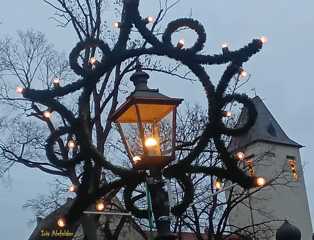 Die Laternen waren mit Weihnachtsschmuck verziert. | Foto: Iris Alefelder