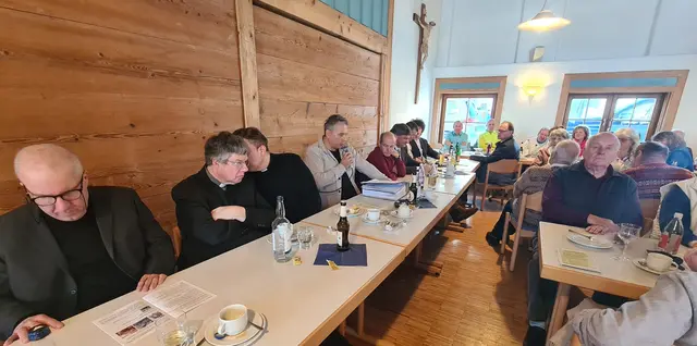 Vorstandstisch bei Kassenbericht (v.l.n.r.) Pfarrer Elmar Schneider, Domkapitular Msgr. Dr. Uwe Scharfenecker, 1. Vorsitzender Dekan Kurt Benedikt Susak, Lothar Keck, Bernhard Müller, Jürgen Immler, Axel Müller, Armin Fehr, Wolfgang Huchler