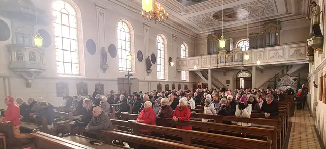 zahlreiche Gottesdienstbesucher bereits zum Gebet des Hl. Rosenkranz