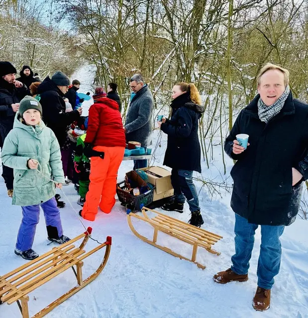 Tilman Kuban (MdB), Ailika Reimann, Jens Reimann (v.l.r) mit weiteren Mitgliedern des Ortsverband sowie Besuchern des Rodelberges und der "Verpflegungsstelle" | Foto: (c) CDU OV Sehnde