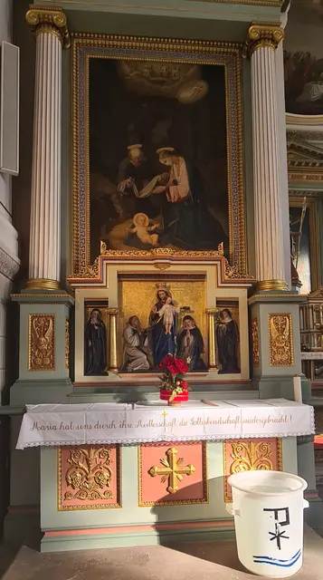 Seitenaltar links mit Behältniss für Dreikönigswasser