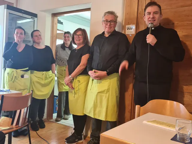 Dekan Kurt Benedikt Susak dankt dem Team des Pfarrstadel