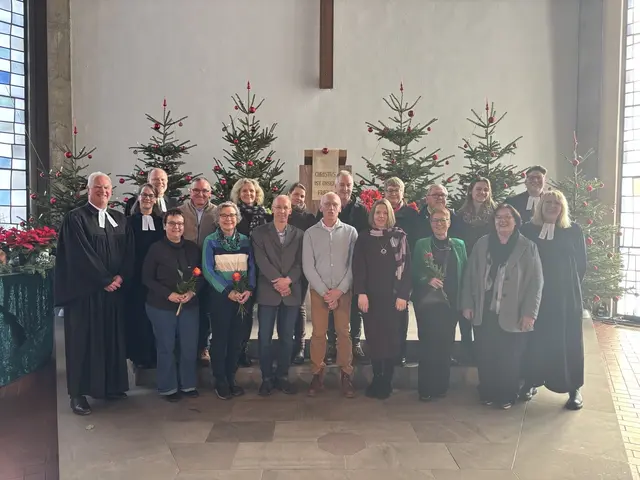 Der neue Kirchenvorstand mit Pfarrerinnen, Pfarrern und Vikarin | Foto: Herrenwaldgemeinde