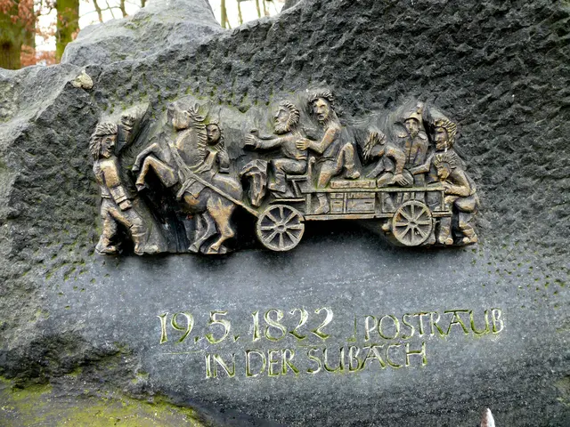 Die Skulptur auf einem Stein an der Rauschenberghütte.