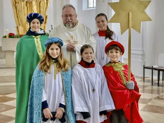 Die fünf Sternsingerinnen und Sternsinger nach dem Gottesdienst in der Wallfahrtskirche St. Afra im Felde mit Pater Rüdiger Kiefer.  | Foto: Anita Rudolf