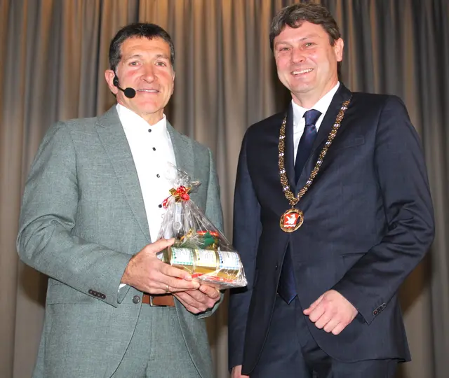 Bürgermeister Michael Higl (rechst) bedankte sich am Ende des Neujahrsempfangs bei Gastreferent Markus Kratzer für seinen positiven Vortrag zur Bewältigung schwerer Lebenssituationen | Foto: Peter Heider