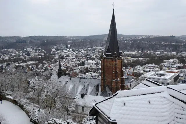 Blick vom Schloss zur Lutherischen Pfarrkirche St. Marien.