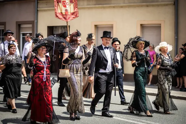 Bürgermeister inmitten festlich gekleiderter Frauen beim Festzug  