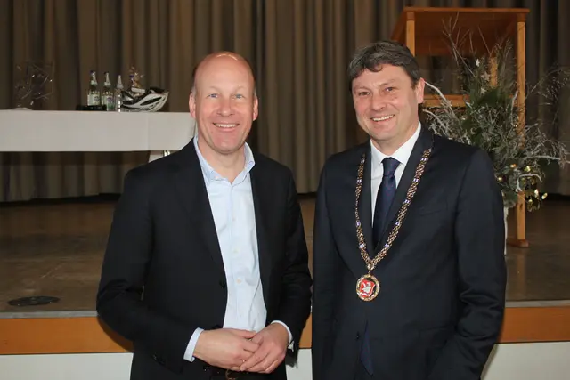 Bürgermeister Michael Higl (rechts) konnte auch Landrat Martin Sailer (links) beim Meitinger Neujahrsempfang begrüßen    | Foto: Peter Heider