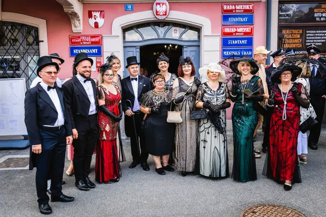 Der Bürgermeister Edward Pliko in der Mitte des Bildes mit Gangstock, Frack und Zylinder 