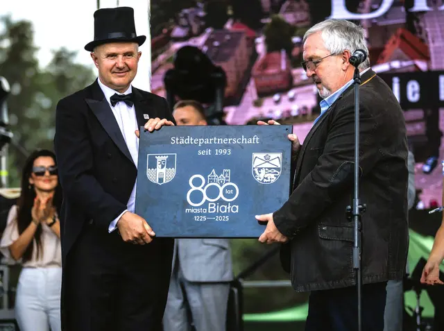 Die Bürgermeister der Partnerstädte Zülz-Biala und Marienheide beim Tausch der Gedenktafel