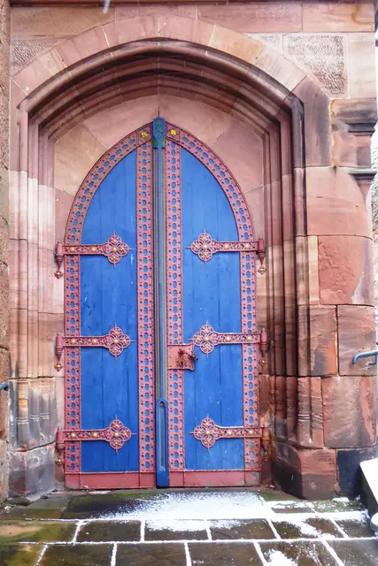 Ein Portal an der Kugelkirche.
