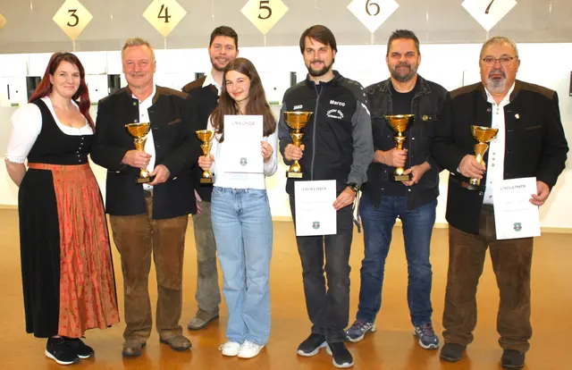 Ehrungen der Vereinsmeister und Schützenkönige bei den Erlinger Unter uns Schützen (von links): Nadja Fischer, Reinhold Küchelbacher, Felix Fischer, Theresa Hochrein, Marco Kocsner, Rainer Bartos und Willi Zärle | Foto: Peter Heider