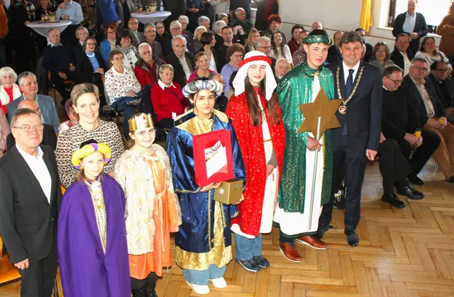 Die Heiligen drei Könige aus dem Ortsteil Langenreichen stimmten die Besucher mit einem Gedicht auf den Neujahrsempfang in der örtlichen Dr. Max Josef Metzger Halle ein | Foto: Peter Heider