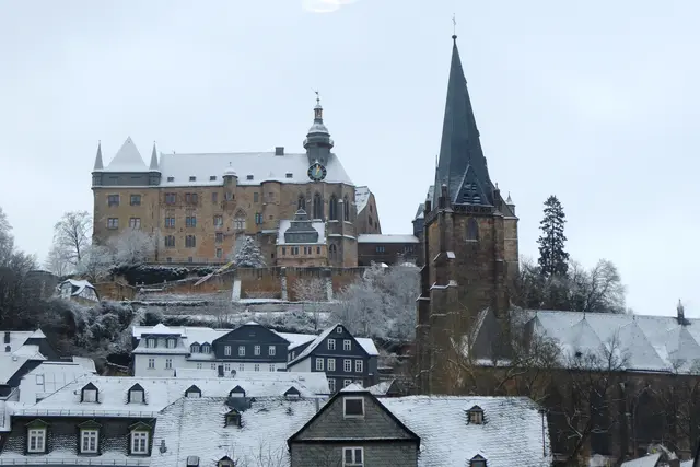Das Landgrafenschloss über der Lutherischen Pfarrkirche St. Marien.
