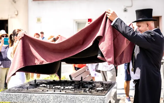 Enthüllung durch Bürgermeister Pliko: die Stadt aus dem Mittelalter im Model