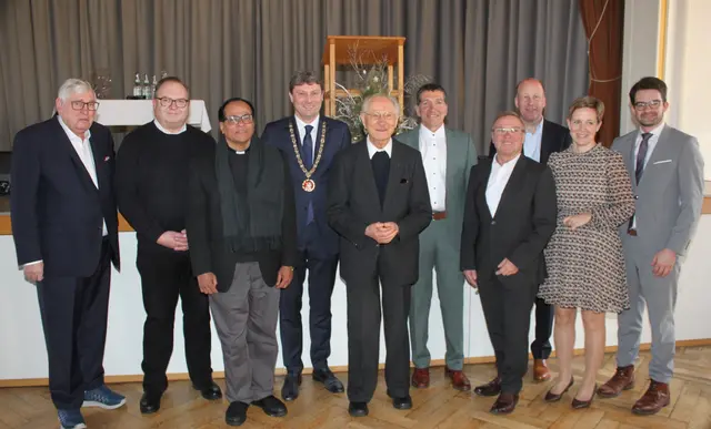 Gehen zuversichtlich in das neue Jahr 2026 (von links): Ulf Oskar Hohmann, Pfarrer Gerhard Krammer, Pater Thomas, Bürgermeister Michael Higl, Pfarrer Ludwig Hihler, Referent Mar-kus Kratzer, dritter Bürgermeister Rudi Helfert, Landrat Martin Sailer, zweite Bürgermeisterin Claudia Riemensperger und MdL Manuel Knoll. | Foto: Peter Heider