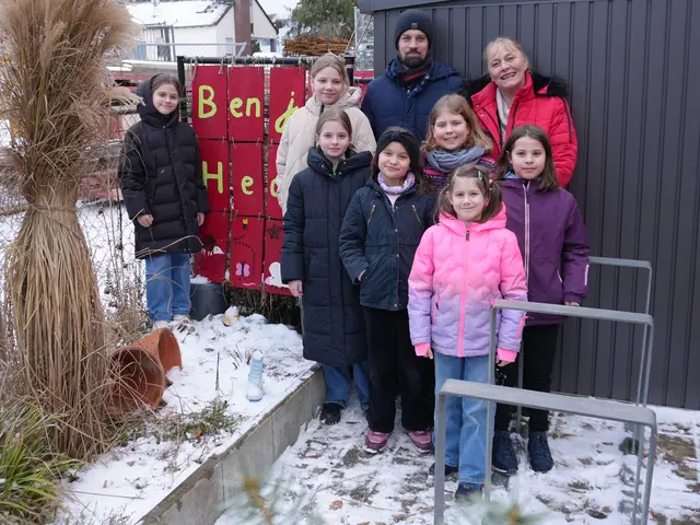 Diese Schilder weisen auf die Benjeshecke hin. Die Kinder der Mittagsbetreuung der Pestalozzi-Grundschule Gersthofen mit Daniel Settele, Teamleitung Mittagsbetreuung der Stadt Gersthofen, und Ines Göppel, Betreuerin.  | Foto: Stadt Gersthofen (Kai Schwarz)