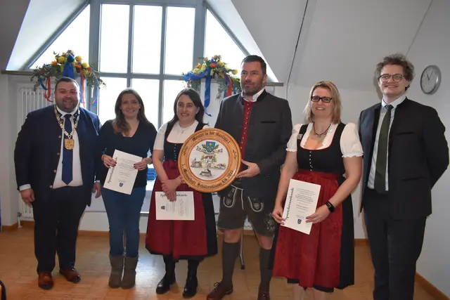 Da die Mannschaft der Hubertusschützen bereits vielfach ausgezeichnet wurde, hatte Bürgermeister Bernhard in diesem Jahr eine besondere Idee: eine neue Schützenscheibe für das renovierte Vereinsheim. | Foto: Artur Mayr