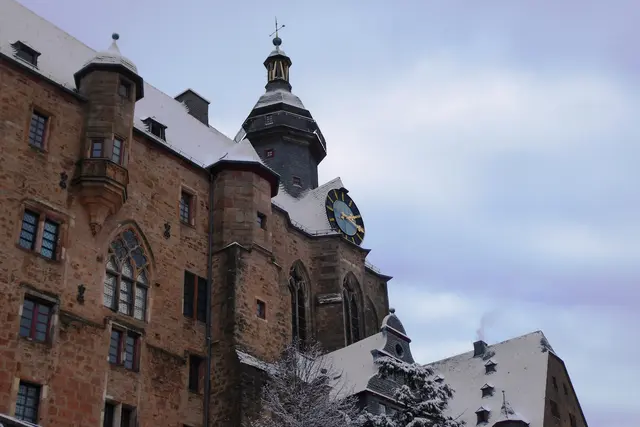 Der Landgrafenbau mit der Schlosskapelle von Süden.
