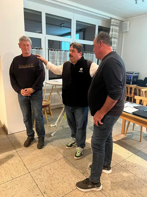 Manuel Neuner bei der Ernennung der beiden neuen Ehrenmitgliedern