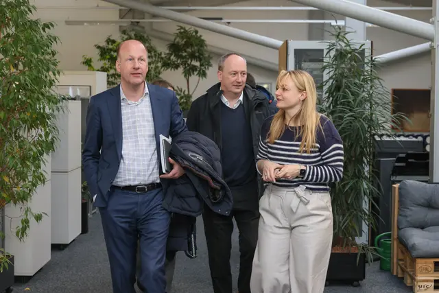 (v. l. n. r.) Landrat Martin Sailer und Bürgermeister Franz Feigl ließen sich von Julia-Claire Moebius die weha Ludwig Werwein GmbH zeigen. | Foto: Julia Pietsch