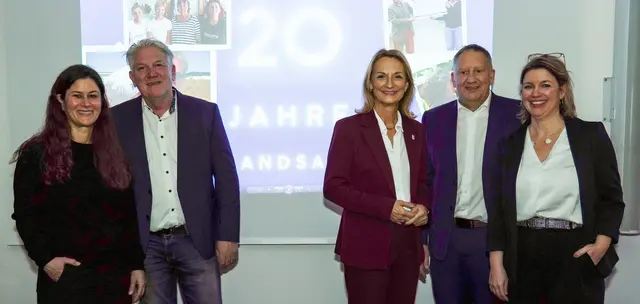 LandsAid-Führung und Ehrengäste, v. l.: Michaela Wiese, geschäftsführende Vorständin von LandsAid, Hans Musswessels, zweiter geschäftsführender Vorstand, Doris Baumgartl, Oberbürgermeisterin von Landsberg am Lech, Thomas Salzberger, Erster Bürgermeister Kaufering, Birgit Stecher-Hame, Aufsichtsratsvorsitzende Landsaid  | Foto: Felix Seiffert