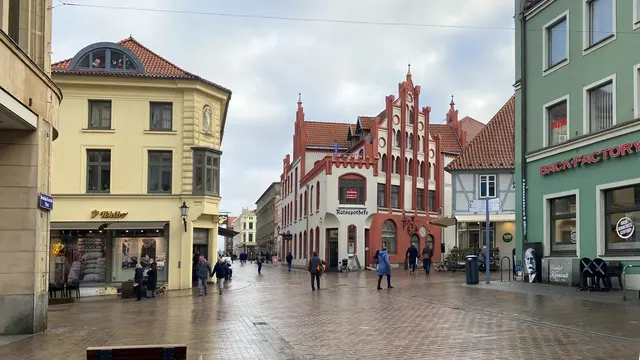 Auf dem Rudolph-Karstadt-Platz im Zentrum der Altstadt. Foto: Helmut Kuzina