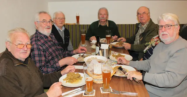Über 60 Liebhaber von deftigen Speisen ließen sich mit frischen und deftigen Schlachtspez-iaitäten  verwöhnen. | Foto: Peter Heider