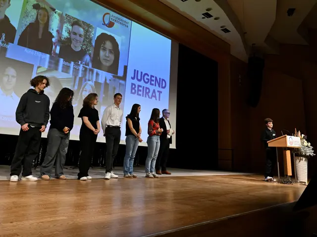 Der neu gewählte Jugendbeirat der Stadt Gersthofen stellte sich vor. Lukas Kienzle, Alişa Kaçan, Christiane Lippold, 2. Vorsitzende, Stefan Deisenhofer, Anna Ehinger, Anna Mölle, Michael Wörle sowie Matteo Gugliotta, 1. Vorsitzender. (v.l.n.r.) | Foto: Marcus Merk