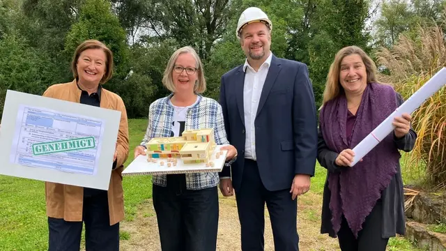 V.l.n.r. Angelika Lang (Vorstandsvorsitzende der Stiftung Bunter Kreis), Susanne Wild (Projektleiterin Brückenhaus), Markus Pfeffinger (Geschäftsführer Bunter Kreis – Nachsorge gGmbH) und Susanne Braun (Architektin Planungsgruppe Augsburg) | Foto: Bunter Kreis