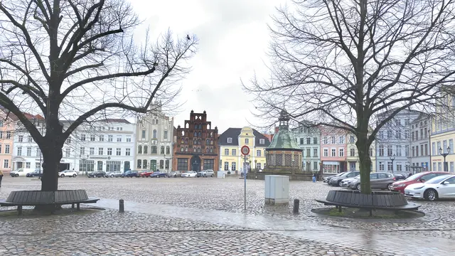 Die Sicht zwischen den Gerichtslinden auf den Marktplatz mit den Giebel- und Traufenhäusern. Foto: Helmut Kuzina