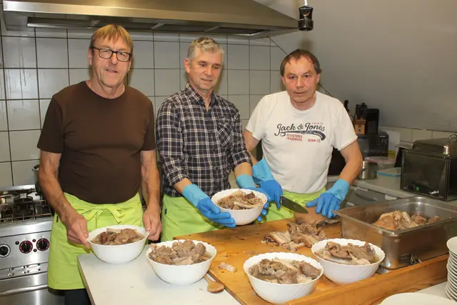 Vorsitzender Günther Wollf (links), sein Vorgänger Günter Wünsch (rechts) sowie Marko Josic (Bildmitte) hatten bei der Vorbereitung der Schlachtschüsseln alle Hände voll zu tun.  | Foto: Peter Heider