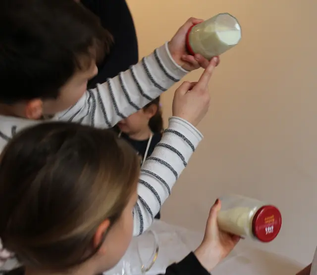 Beim Workshop im Stadtmuseum stellen Kinder ihre eigene Butter her.  